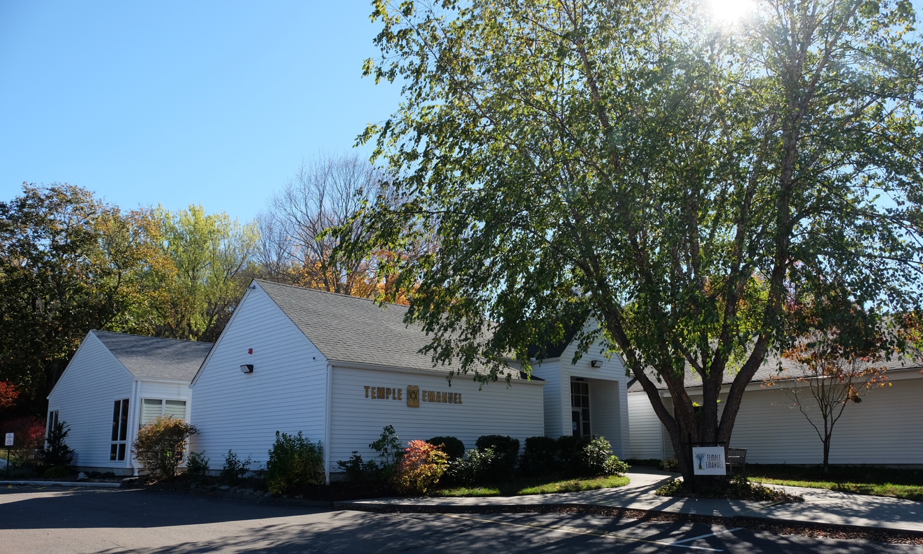 Temple Emanuel building in autumn